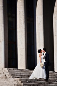 Ifjú házasok a templomi lépcsőn